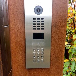 Panelled COR-TEN driveway entrance gates intercom