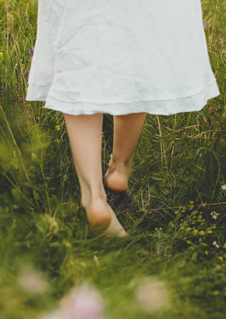 The behaviour of earthing and grounding with bare feet walking on grass