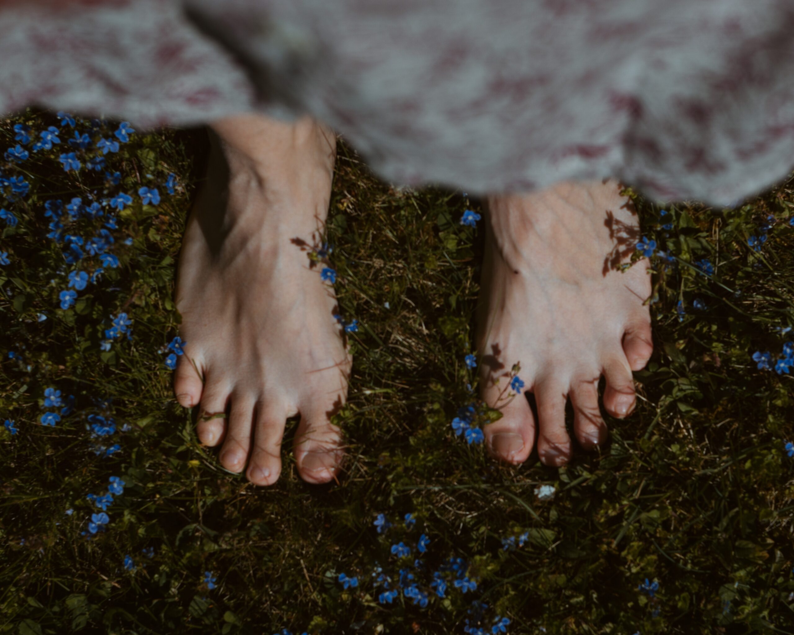 The behaviour of earthing and grounding with bare feet on grass