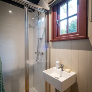 The shower and wash basin in a shepherds hut